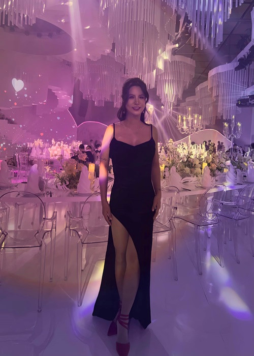 Nữ đạo diễn chăm chút vẻ ngoài khi tham gia tiệc cưới của Puka.