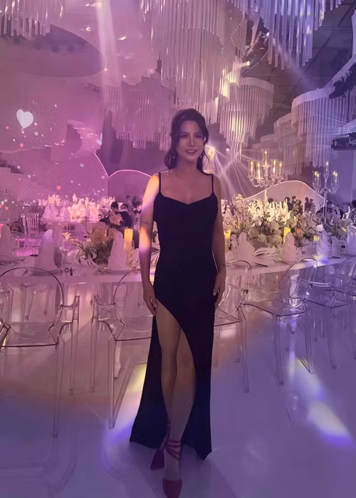 Nữ đạo diễn chăm chút vẻ ngoài khi tham gia tiệc cưới của Puka.