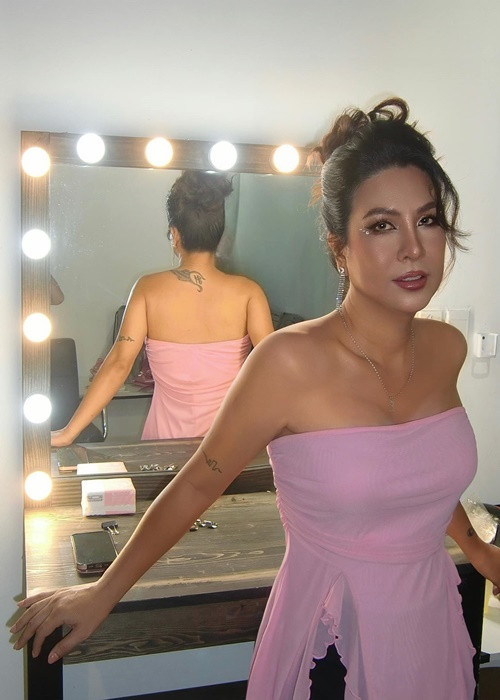 Đạo diễn vở kịch Chuyện tình Bangkok khoe vòng một đầy đặn với trang phục bó sát.