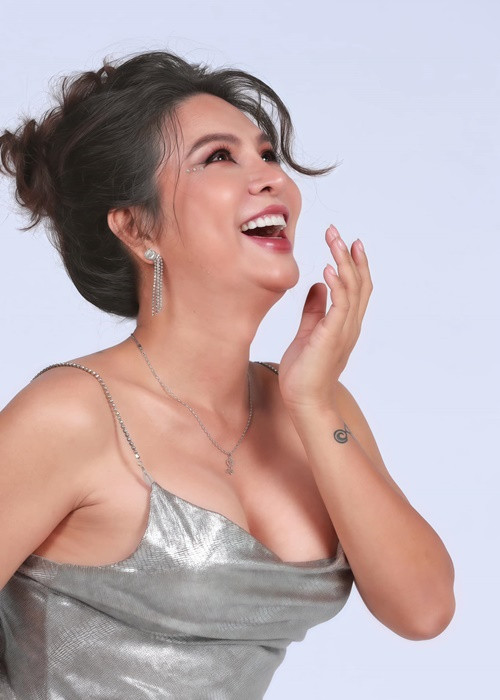 BB Trần thậm chí còn tặng trang phục cho đạo diễn Hồng Ngọc.