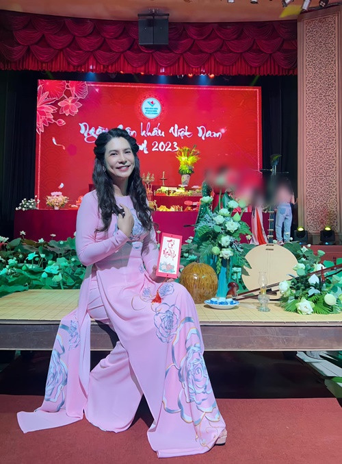 Nữ đạo diễn khoe vẻ duyên dáng khi diện áo dài.