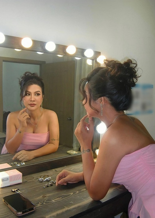 Hồng Ngọc trang điểm kỹ lưỡng mỗi khi xuất hiện.