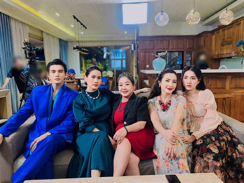 Trên trang cá nhân, nữ diễn viên thường chia sẻ hình ảnh trên phim trường. Ảnh: FB Khánh Huyền.