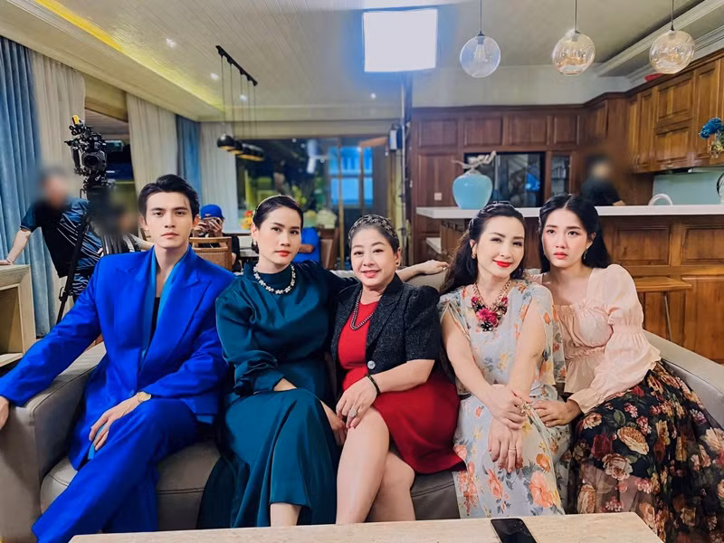 Trên trang cá nhân, nữ diễn viên thường chia sẻ hình ảnh trên phim trường. Ảnh: FB Khánh Huyền.