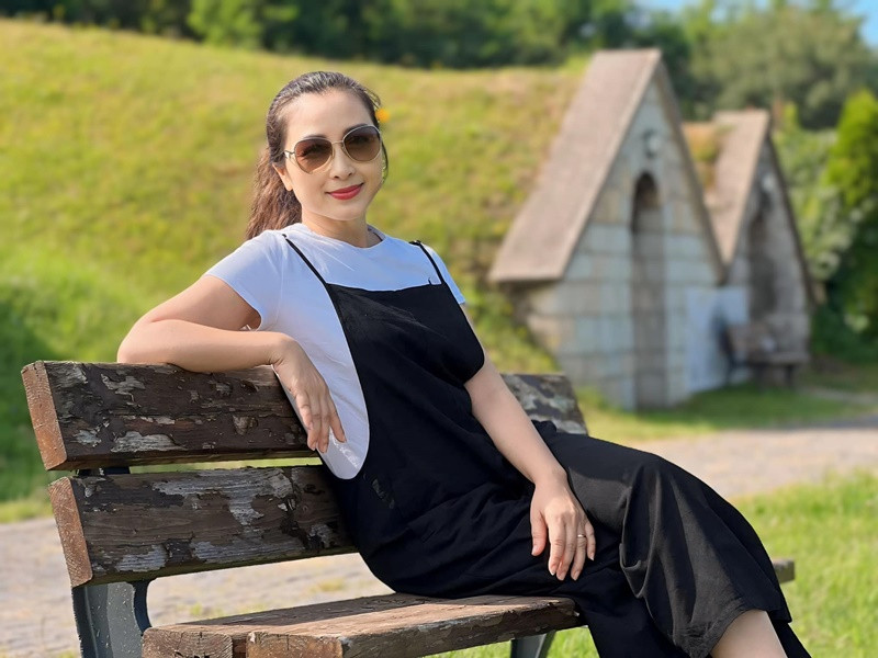 "Tôi may mắn được trời cho, à không, chính xác là mẹ cho vẻ đẹp tự nhiên. Nói đẹp thì không phải đến mức hoàn hảo nhưng nó đủ khiến mình không can thiệp dao kéo. Mình thấy vui và đỡ tốn tiền rất nhiều", Khánh Huyền nói. Ảnh: FB Khánh Huyền.