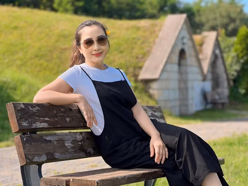 "Tôi may mắn được trời cho, à không, chính xác là mẹ cho vẻ đẹp tự nhiên. Nói đẹp thì không phải đến mức hoàn hảo nhưng nó đủ khiến mình không can thiệp dao kéo. Mình thấy vui và đỡ tốn tiền rất nhiều", Khánh Huyền nói. Ảnh: FB Khánh Huyền.