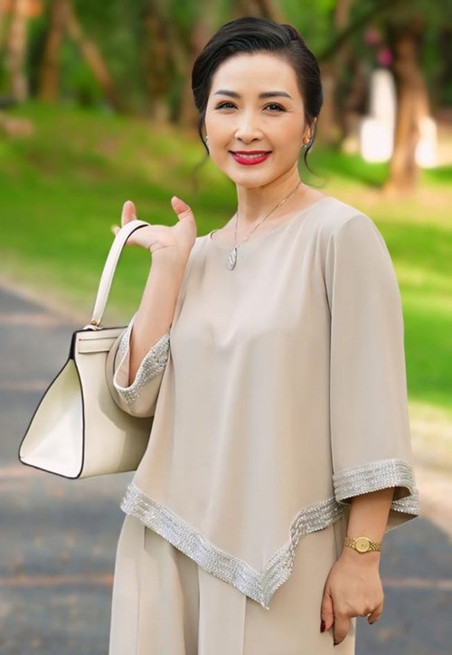 Được khen nhan sắc không tuổi, Khánh Huyền chia sẻ: "Mọi người hay khen tôi nhìn trẻ quá hay được ưu ái gọi là “người đẹp không tuổi” thì thực lòng tôi rất vui. Tôi cũng cảm ơn vì mọi người yêu quý và dành cho mình nhiều tình cảm như vậy nhưng tôi nghĩ chắc mọi người muốn làm cho nhau vui thôi chứ quy luật cuộc sống mà, làm sao mà có ai trẻ mãi hay “không tuổi” được chứ!". Ảnh: FB Khánh Huyền.