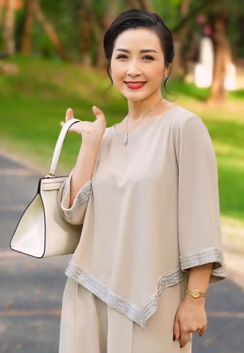 Được khen nhan sắc không tuổi, Khánh Huyền chia sẻ: "Mọi người hay khen tôi nhìn trẻ quá hay được ưu ái gọi là “người đẹp không tuổi” thì thực lòng tôi rất vui. Tôi cũng cảm ơn vì mọi người yêu quý và dành cho mình nhiều tình cảm như vậy nhưng tôi nghĩ chắc mọi người muốn làm cho nhau vui thôi chứ quy luật cuộc sống mà, làm sao mà có ai trẻ mãi hay “không tuổi” được chứ!". Ảnh: FB Khánh Huyền.