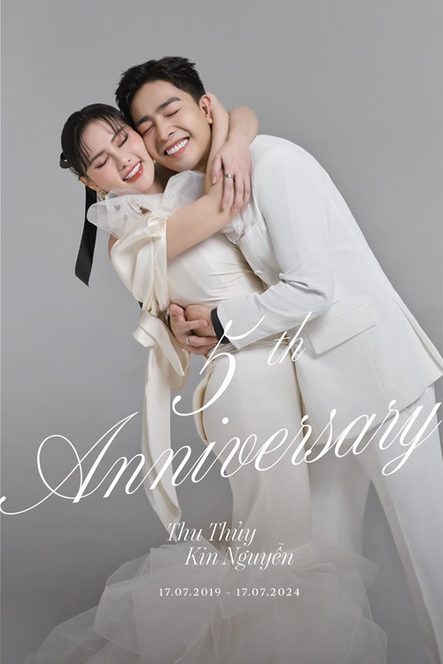 "Cảm ơn ông xã đã luôn bên cạnh quan tâm, chăm sóc và luôn nâng niu bà xã. Chúng ta đã cùng nhau làm việc, cùng nhau tu tập, cùng nhau dạy dỗ hai con. Dù trong hoàn cảnh nào chúng ta cũng vì nhau và vì con! Yêu ông xã thật nhiều", Thu Thủy dành lời ngọt ngào cho Kin Nguyễn.