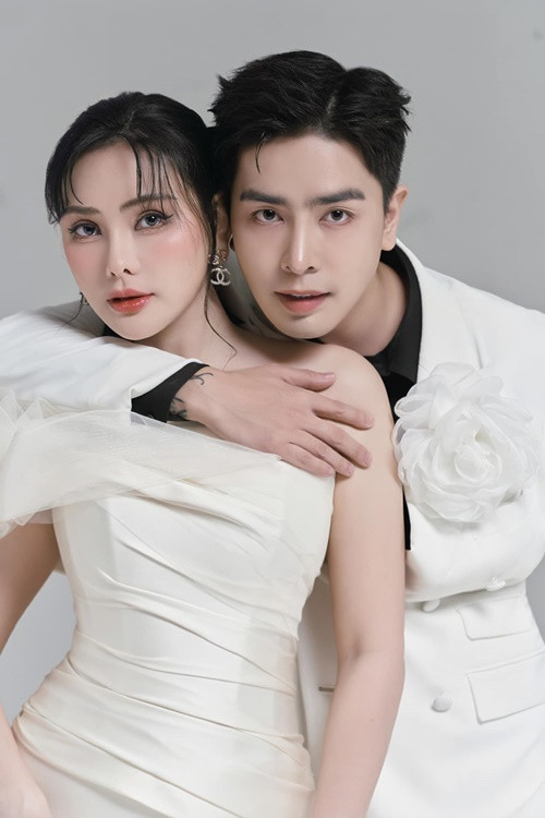 Chồng kém tuổi của Thu Thủy viết: "Bên nhau ngần ấy thời gian nhưng với ông xã thì chỉ mới là khởi đầu của một chặng đường dài thôi vì điều ông xã muốn là nắm tay bà xã đi đến hết cuộc đời này lận. Chúc cho đôi mình sẽ mãi bình yên, nắm tay nhau thật nhẹ nhàng và bước từng bước vững chắc qua hết mọi chông gai trong cuộc đời này cùng nhau nhé vợ yêu của anh. Anh yêu em".