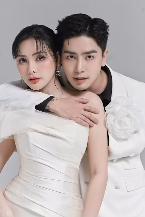 Chồng kém tuổi của Thu Thủy viết: "Bên nhau ngần ấy thời gian nhưng với ông xã thì chỉ mới là khởi đầu của một chặng đường dài thôi vì điều ông xã muốn là nắm tay bà xã đi đến hết cuộc đời này lận. Chúc cho đôi mình sẽ mãi bình yên, nắm tay nhau thật nhẹ nhàng và bước từng bước vững chắc qua hết mọi chông gai trong cuộc đời này cùng nhau nhé vợ yêu của anh. Anh yêu em".