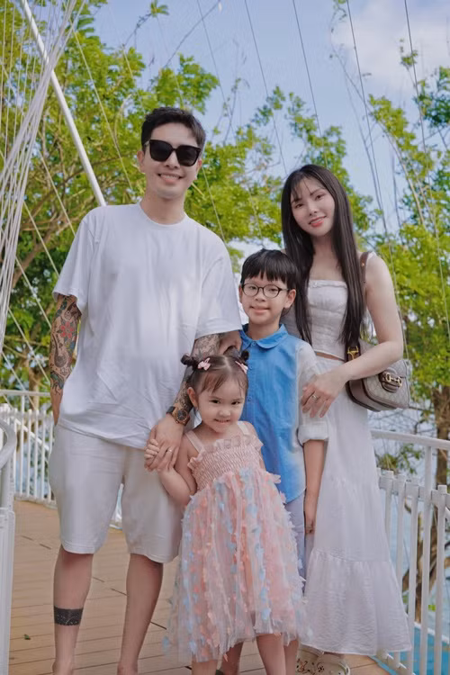 "Cứ sinh một đứa tôi cho một sào. Nhà tôi không có cái gì ngoài đất", mẹ chồng Thu Thủy chia sẻ.