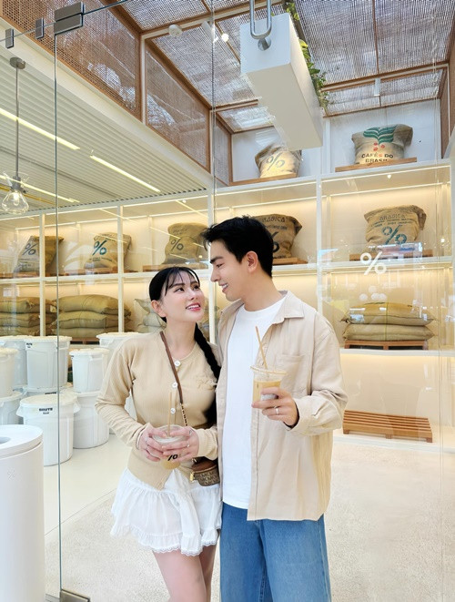 Không quan tâm quá khứ của Thu Thủy cũng như tuổi tác chênh lệch, Kin Nguyễn nhắn tin làm quen nữ ca sĩ qua mạng xã hội. Thu Thủy nhận lời cầu hôn của Kin Nguyễn bởi tình yêu chân thành anh dành cho cô và con trai riêng của cô.