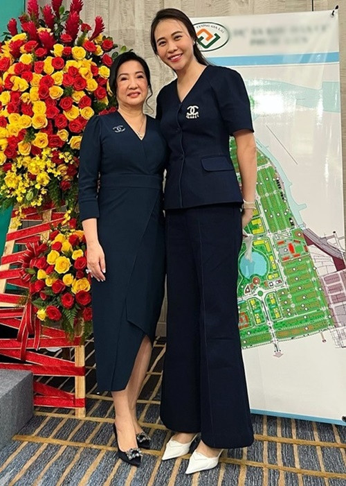 Mẹ chồng của Đàm Thu Trang nhiều lần xuất hiện bên con dâu. Ảnh: FB Đàm Thu Trang.