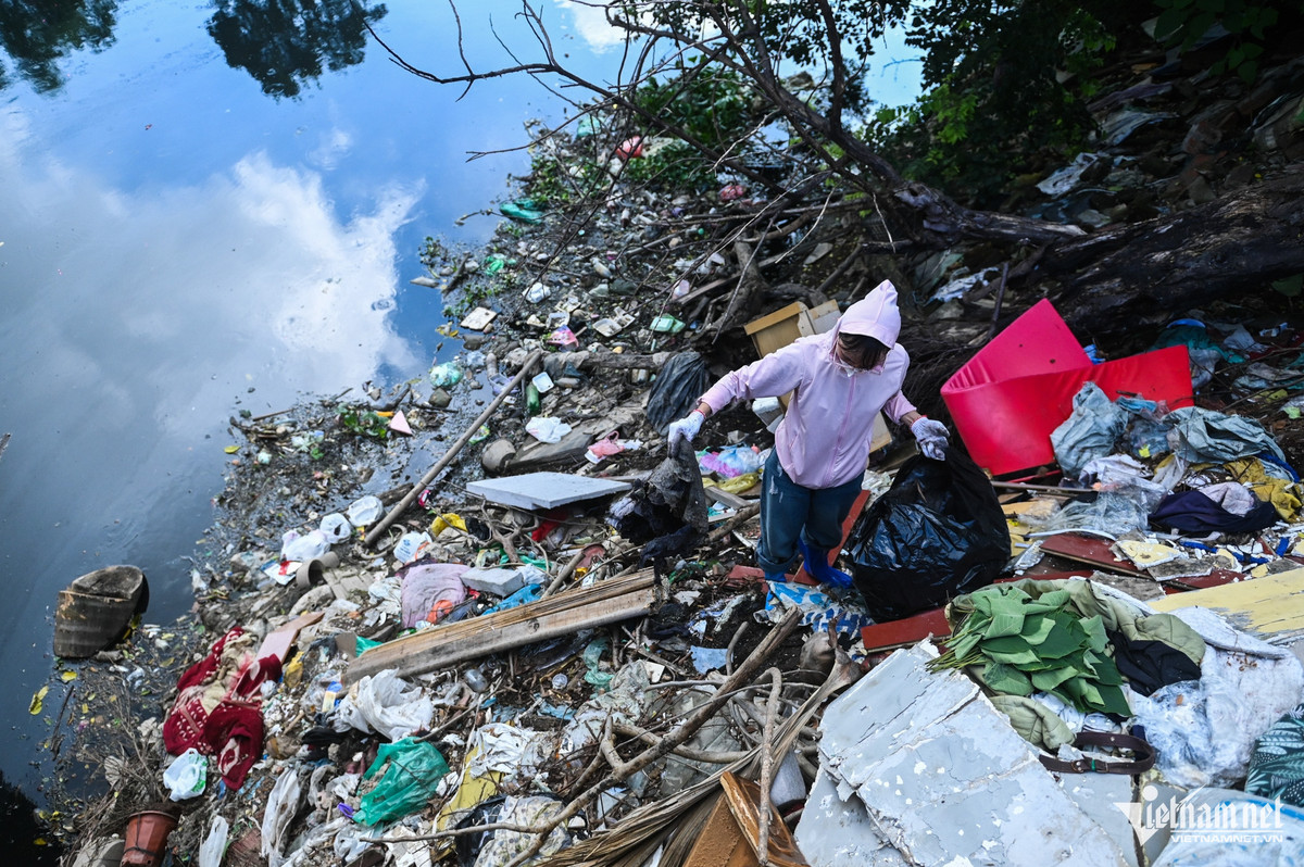 Nhiều khúc bị bùn và rác thải bồi lấp khiến sông Nhuệ như bị bóp nghẹt, ô nhiễm trầm trọng. Chị Linh (người dân sông cạnh sông Nhuệ, quận Hà Đông) bất lực: "Rất nhiều dự án dọn dẹp nhưng người dân vẫn vứt rác sinh hoạt ra hai bên bờ sông khiến nơi này ô uế năm này qua năm khác".