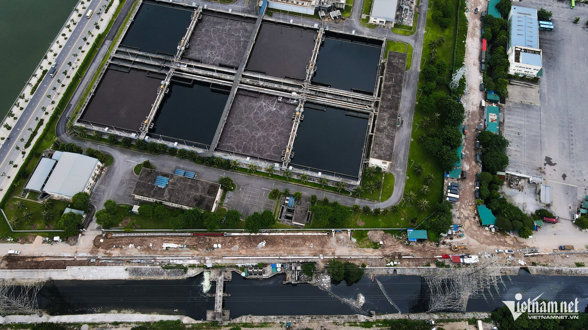 Nhà máy xử lý nước thải Yên Sở (Hoàng Mai) đặt gần nơi chảy qua của sông Tô Lịch, sông Nhuệ. Đây là nhà máy xử lý nước thải với công nghệ mới nhất của thế giới và là nhà máy xử lý nước thải hiện đại nhất Hà Nội hiện có. Ngay cạnh đó là dòng chảy của sông Kim Ngưu, cũng nằm trong danh sách những dòng sông phải chịu cảnh ô nhiễm nặng tại Hà Nội.