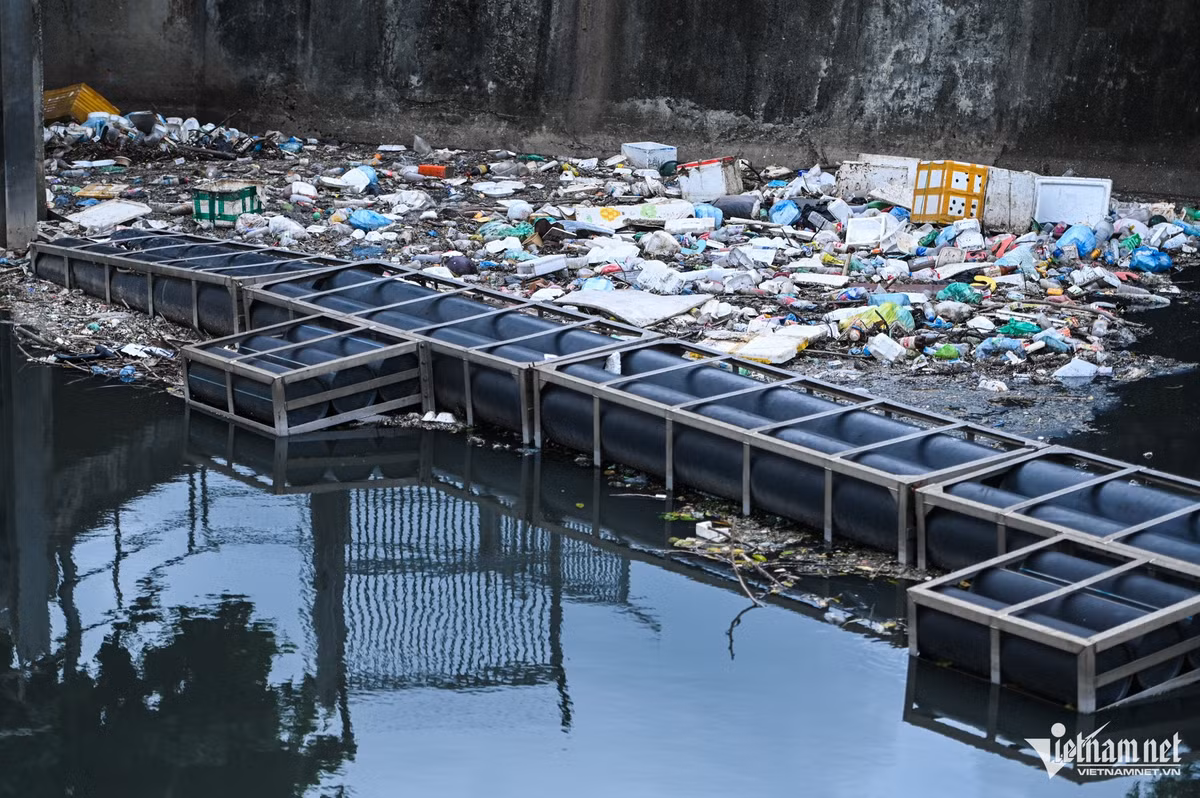 Rác thải trên sông Kim Ngưu được phao nổi ngăn lại tại đoạn chảy qua Nhà máy xử lý nước thải Yên Sở.