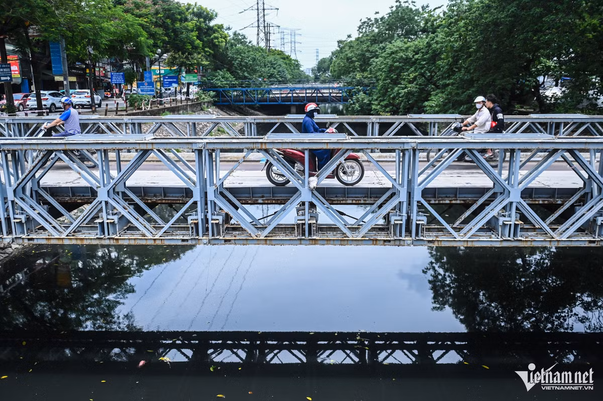 Dọc sông Kim Ngưu kéo dài 7,7km, nước sông luôn trong tình trạng đen ngòm, bốc mùi xú uế. Điều này gây ảnh hưởng lớn tới chất lượng đời sống của người dân hai bên bờ sông. Dù đã nhiều lần kiến nghị, thực hiện nhiều giải pháp giảm tải chất thải đổ ra sông nhưng hiện trạng ô nhiễm nặng vẫn tiếp diễn.
