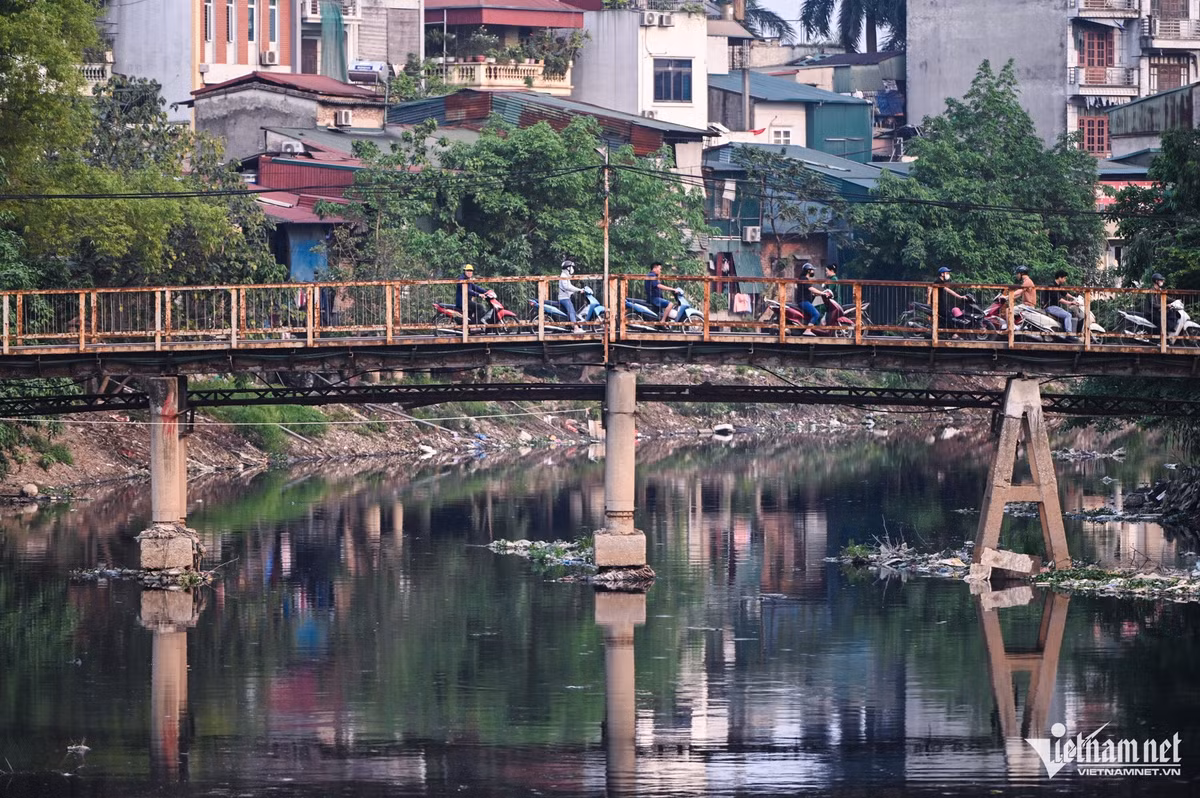 Đoạn chảy qua Hà Nội, hai bên bờ sông đều là những nơi tập trung đông đúc dân cư.