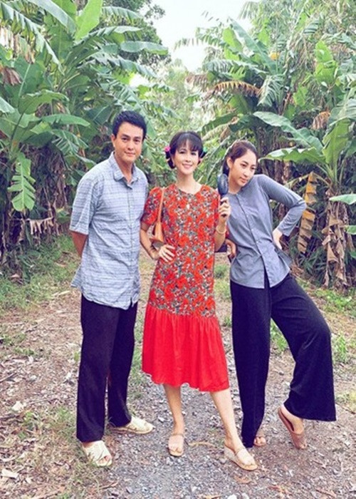 Hình ảnh nàng hậu vui vẻ trên phim trường.