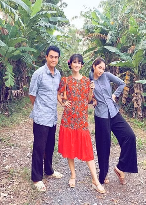 Hình ảnh nàng hậu vui vẻ trên phim trường.