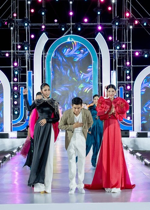 Thu Thảo trình diễn thời trang.