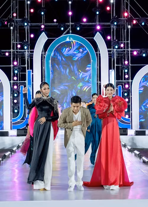 Thu Thảo trình diễn thời trang.