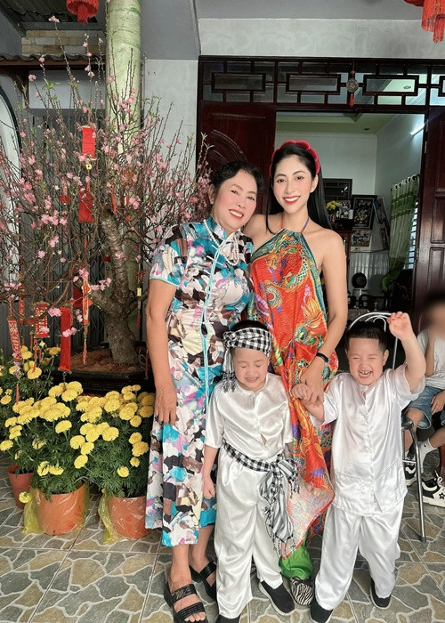 Hai con trai của Thu Thảo sống cùng ông bà ngoại. Cuối tuần nào người đẹp cũng về thăm các con.