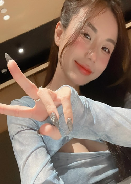 Bảo Ngọc chuộng váy áo ngắn bó sát hoặc có khoảng hở táo bạo.