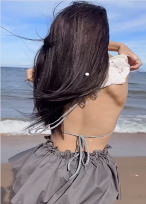 Gần đây, Bảo Ngọc đăng tải clip cởi áo táo bạo khi du lịch biển.