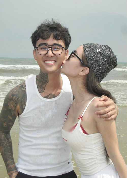 Cặp đôi thường xuyên đi du lịch, tham gia các sự kiện.