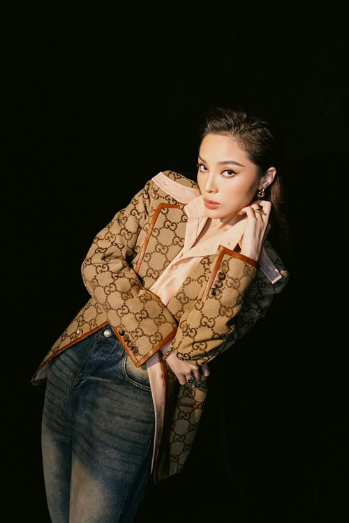 Phong cách thời trang của Kỳ Duyên cũng đang được đánh giá cao. Cô lựa chọn trang phục phù hợp với vóc dáng, khéo kết hợp phụ kiện với váy áo.