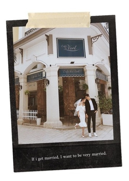 Năm 2019, tin đồn Yến Trang lấy chồng rộ lên khi hình ảnh nữ ca sĩ mặc váy cô dâu, tình tứ bên một người đàn ông do Yến Nhi - em gái Yến Trang đăng tải. Yến Trang phủ nhận tin đồn lên xe hoa. "Chuẩn bị vlog chia sẻ 1001 tips đồ cưới và cách chụp hình cô dâu chú rể nhé. Chứ không phải mình cưới đâu ạ", cô viết trên trang cá nhân. Ảnh: Tổ Quốc.