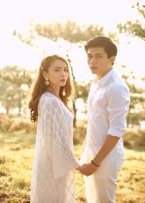 Sau đó, Yến Trang ra mắt MV "Yêu như cách em từng" có loạt ảnh bị nghi là ảnh cưới. Ảnh: Vietnamnet.