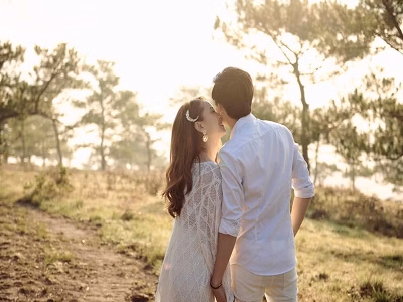 Yến Trang viết: “Đúng là ảnh đẹp như ảnh cưới thật, em cũng muốn nó là ảnh cưới lắm nhưng mà em chưa 18 tuổi nên chưa được cưới mọi người ạ”. Nữ ca sĩ còn chia sẻ, khi nào cưới, cô sẽ thông báo và đích thân gửi thiệp mời đến tận tay mọi người. Ảnh: Khám Phá.