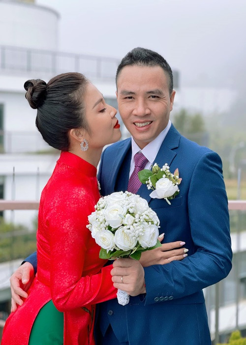 Trải qua 1 lần đò, có hai con riêng, MC Hoàng Linh tìm được bến đỗ hạnh phúc bên đạo diễn Trần Mạnh Hùng.