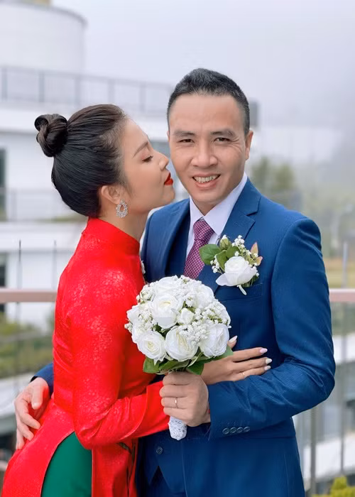 Trải qua 1 lần đò, có hai con riêng, MC Hoàng Linh tìm được bến đỗ hạnh phúc bên đạo diễn Trần Mạnh Hùng.