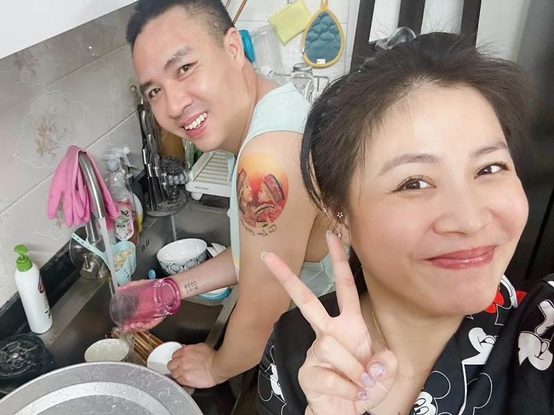 “Anh ấy cũng đảm đang hết phần tôi, nấu nướng cũng oách hơn tôi, điện nước, dỗ con, thậm chí khâu vá cũng hơn tôi. Anh ấy thấy tôi rửa bát thì "làm màu" quát tháo loạn lên kiểu "vợ với con, đã bảo bao nhiêu lần rồi không tôn trọng lời nói của nhau gì cả, đã bảo cấm được rửa bát rồi mà vẫn rửa". Sống cạnh một người đàn ông ấm áp như vậy, bạn sao có thể không cảm động”, Hoàng Linh tâm sự.