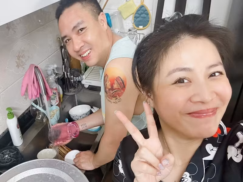 “Anh ấy cũng đảm đang hết phần tôi, nấu nướng cũng oách hơn tôi, điện nước, dỗ con, thậm chí khâu vá cũng hơn tôi. Anh ấy thấy tôi rửa bát thì "làm màu" quát tháo loạn lên kiểu "vợ với con, đã bảo bao nhiêu lần rồi không tôn trọng lời nói của nhau gì cả, đã bảo cấm được rửa bát rồi mà vẫn rửa". Sống cạnh một người đàn ông ấm áp như vậy, bạn sao có thể không cảm động”, Hoàng Linh tâm sự.