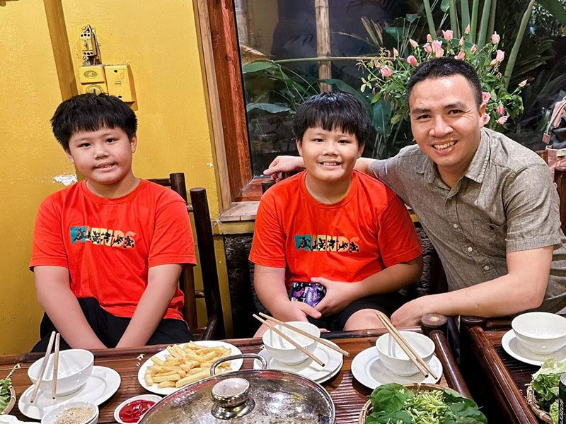 Hoàng Linh tâm sự trên Dân Việt, giữa đạo diễn Mạnh Hùng và hai con riêng của cô có một sự gắn kết rất đặc biệt. "Tôi không ngại phạt con khi con sai. Sau đó, người bênh vực, thủ thỉ, phân tích cho các con hiểu ra sẽ là chồng tôi. Chỉ như vậy thôi cũng dễ hiểu vì sao các con gần gũi với anh ấy hơn rồi", nữ MC nói.