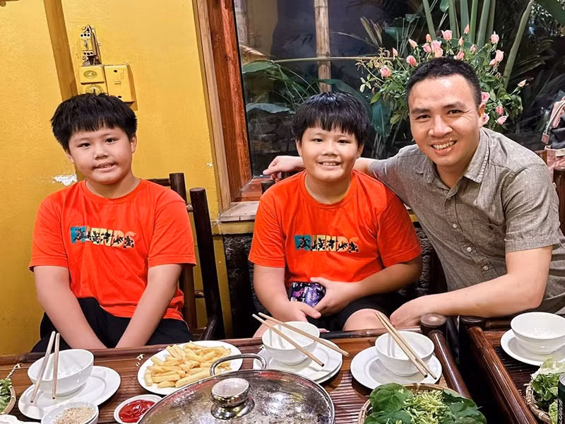 Hoàng Linh tâm sự trên Dân Việt, giữa đạo diễn Mạnh Hùng và hai con riêng của cô có một sự gắn kết rất đặc biệt. "Tôi không ngại phạt con khi con sai. Sau đó, người bênh vực, thủ thỉ, phân tích cho các con hiểu ra sẽ là chồng tôi. Chỉ như vậy thôi cũng dễ hiểu vì sao các con gần gũi với anh ấy hơn rồi", nữ MC nói.