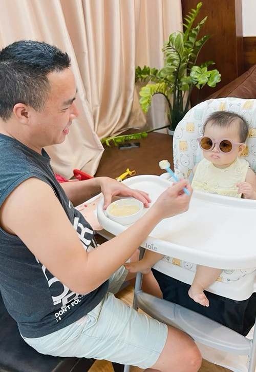 Chồng MC Hoàng Linh khéo chăm sóc các con.