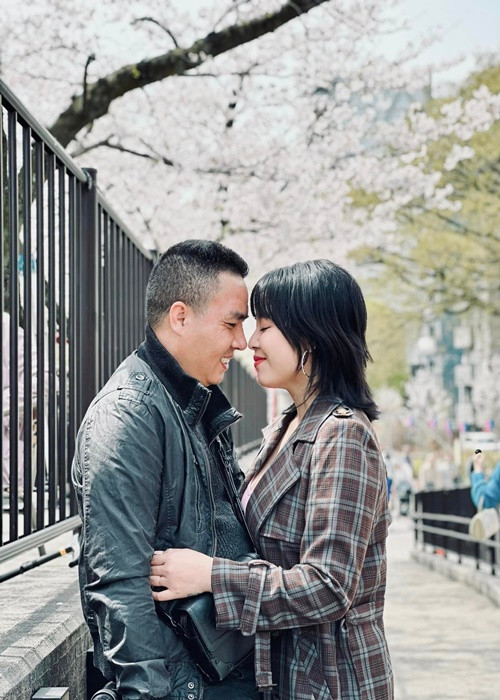 Trong cuộc phỏng vấn với Tổ Quốc, nữ MC của Chúng tôi là chiến sĩ cho biết, cô được chồng hỗ trợ công việc nhà, chăm sóc con.