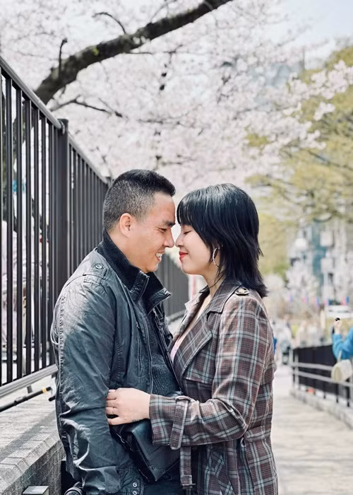 Trong cuộc phỏng vấn với Tổ Quốc, nữ MC của Chúng tôi là chiến sĩ cho biết, cô được chồng hỗ trợ công việc nhà, chăm sóc con.