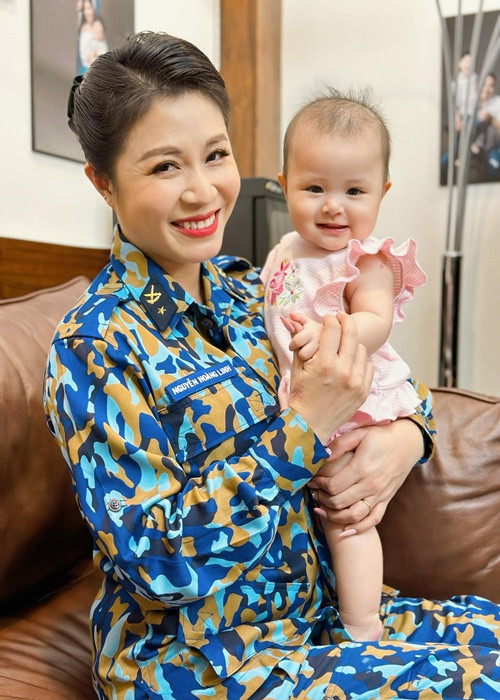 Nữ MC Chúng tôi là chiến sĩ liên tục khoe con gái đáng yêu.