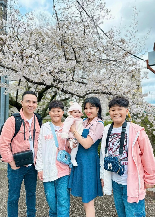 Tổ ấm của MC Hoàng Linh và đạo diễn Trần Mạnh Hùng luôn ngập tràn hạnh phúc khiến bao người phải ghen tỵ.