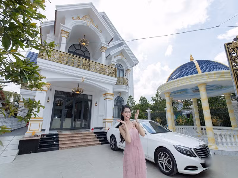  Phan Thị Mơ đã xây nhà 10 tỷ báo hiếu bố mẹ. Người đẹp cho biết, hiện tại, điều khiến bố mẹ cô nặng lòng là hôn nhân của cô.