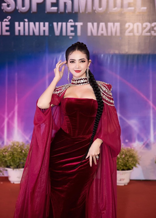 Chân dài sinh năm 1990 giữ kín danh tính lẫn hình ảnh bạn trai cũ.