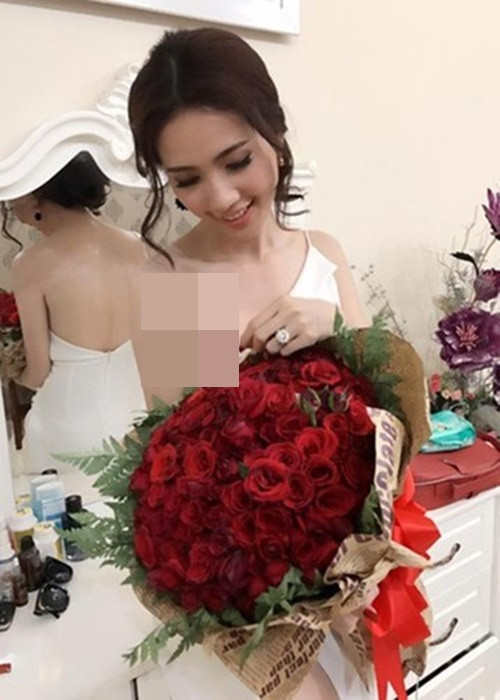 Phan Thị Mơ bắt đầu hẹn hò một doanh nhân hơn cô 12 tuổi vào năm 2014. Năm 2016, người đẹp được bạn trai tặng nhẫn kim cương 1,3 tỷ.