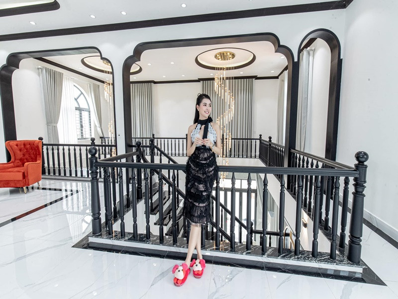 Phan Thị Mơ chia sẻ trên Vietnamnet: “Tôi khá lớn tuổi, cha mẹ muốn tôi có con để về già đỡ cô đơn. Thú thật tôi có thể giỏi trong nhiều chuyện, riêng việc tìm chồng lại rất khó khăn”.